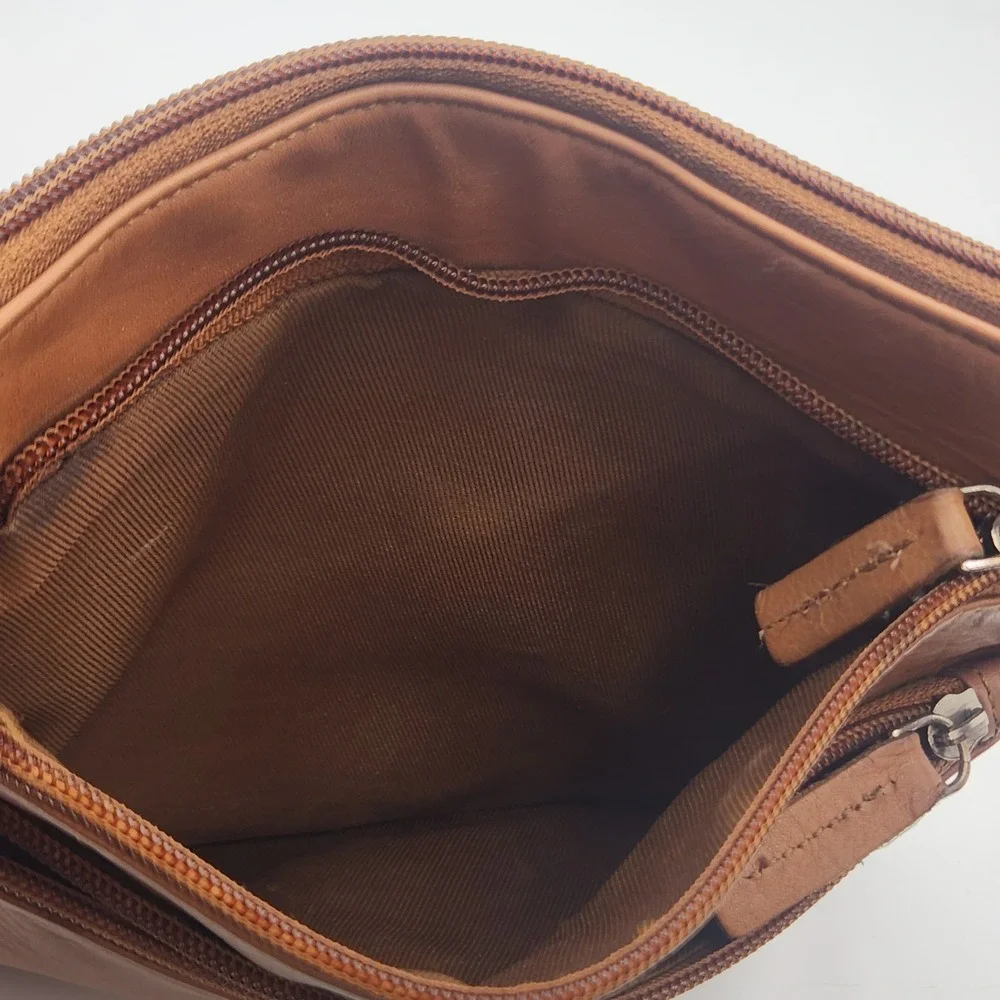 G.H. Bass & Co Brown Leather Crossbody‎ Bag Zip Top Small